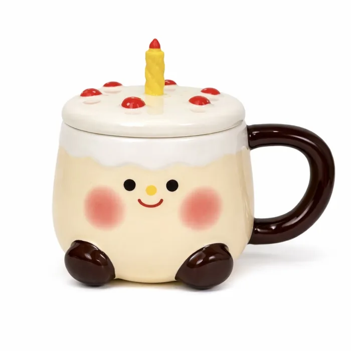 Cute Cake & Cherry Ceramic Mug with Lid 400ml | ספל קרמיקה מעוצב כעוגה עם דובדבנים ומכסה תואם