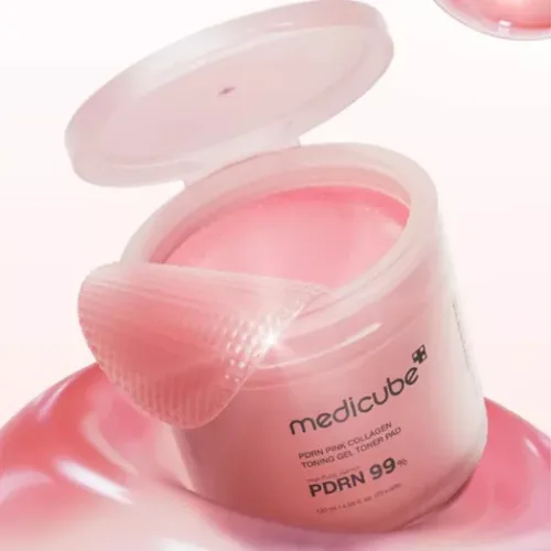 פדי טונר ג'ל קולגן וורוד של מדיקיוב Medicube PDRN Pink Collagen (70 פדים) המכילים 99% PDRN סלמון טהור להבהרה, מיצוק והענקת לחות מוגברת לעור הפנים. קוסמטיקה קוריאנית מקורית