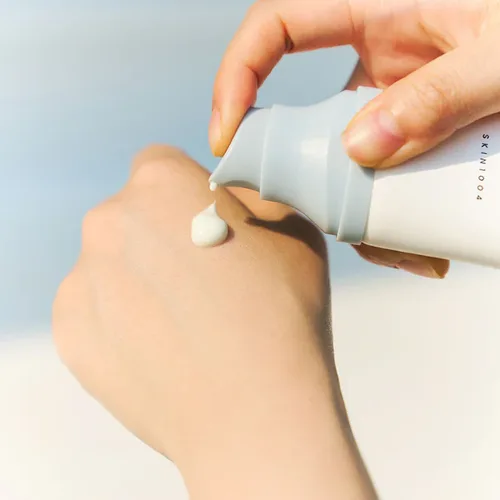 סקין 1004 סרום הגנה היקאלורוני - SKIN1004 Madagascar Centella Hyalu-Cica Water-Fit Sun Serum SPF50+ PA++++ (50ml) - הגנה עוצמתית ולחות עמוקה