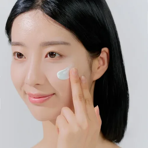 סקין 1004 סרום הגנה היקאלורוני - SKIN1004 Madagascar Centella Hyalu-Cica Water-Fit Sun Serum SPF50+ PA++++ (50ml) - הגנה עוצמתית ולחות עמוקה