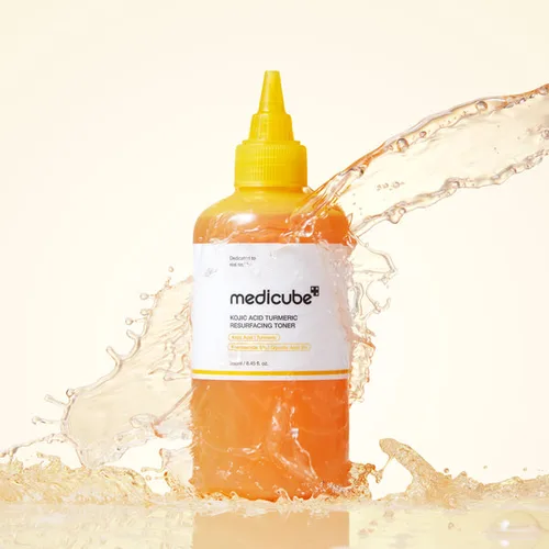 מדיקיוּב טונר חומצה קוג'ית וכורכום להבהרה - Medicube Kojic Acid Turmeric Resurfacing Toner (250ml) - לטיפול בפיגמנטציה וחידוש מרקם העור