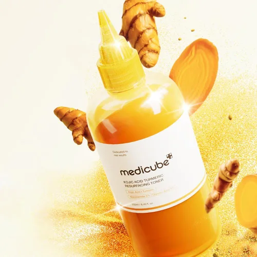 מדיקיוּב טונר חומצה קוג'ית וכורכום להבהרה - Medicube Kojic Acid Turmeric Resurfacing Toner (250ml) - לטיפול בפיגמנטציה וחידוש מרקם העור