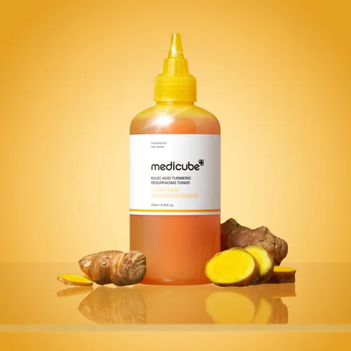 מדיקיוּב טונר חומצה קוג'ית וכורכום להבהרה - Medicube Kojic Acid Turmeric Resurfacing Toner (250ml) - לטיפול בפיגמנטציה וחידוש מרקם העור
