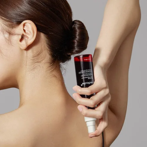 מדיקיוּב פילינג גוף לטיפול באקנה ופגמים - Medicube Red Acne Body Peeling Shot (110g) - למראה עור גוף חלק, נקי וזוהר