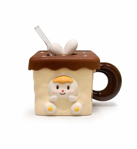 Chocolate & Caramel Cake Ceramic Mug 400ml | ספל קרמיקה מעוצב כעוגת שוקולד עם דמות מתוקה ומכסה חום 400 מ"ל