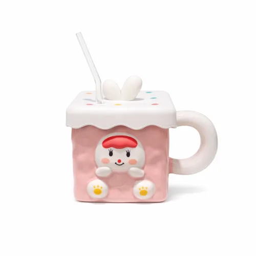 Strawberry Cake Cartoon Ceramic Mug 400ml | ספל קרמיקה מעוצב כעוגת תות עם דמות מחייכת ומכסה 400 מ"ל